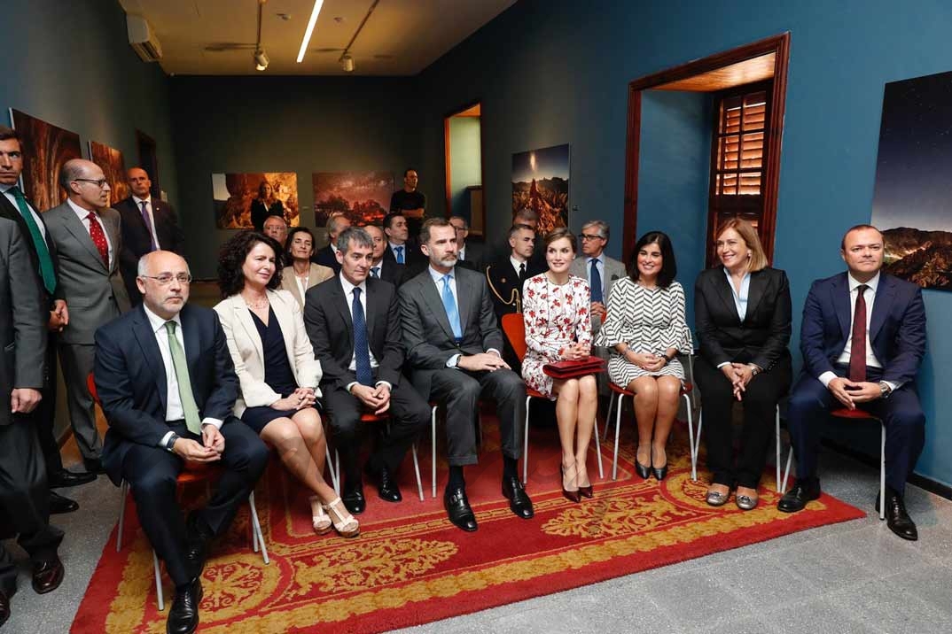 Los Reyes, acompañados por las autoridades asistentes al acto, durante la proyección de un audiovisual sobre la candidatura a Patrimonio Mundial de la Unesco del Paisaje Cultural de Risco Caído y los Espacios Sagrados de Montaña de Gran Canaria © Casa S.M. El Rey