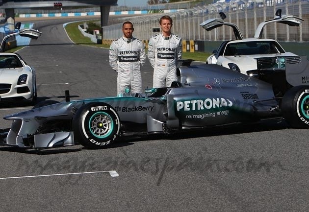 Mercedes presenta  el nuevo W04 con Hamilton