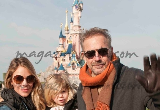 Kevin Costner en Disney con su familia