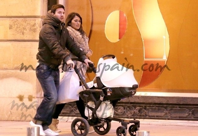 Leo Messi con su mujer y su hijo en Paris