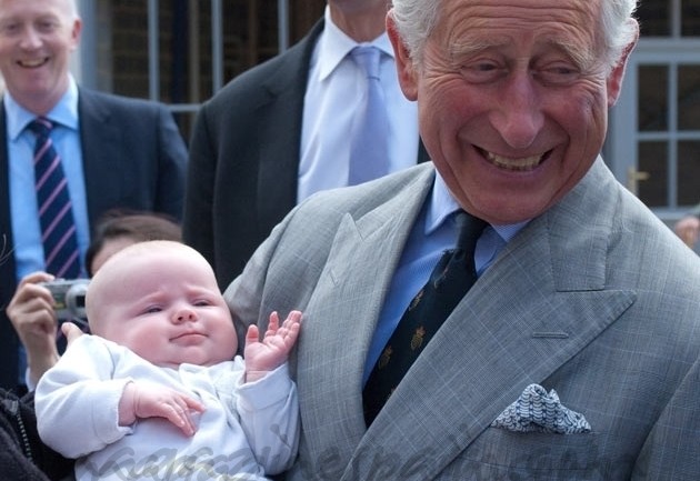 El Principe Carlos de Inglaterra ensaya como abuelo