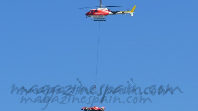 El Ferrari de Fernando Alonso se pasea en helicóptero