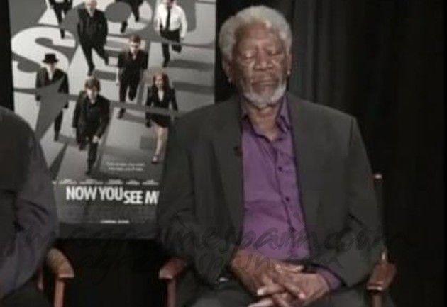 Morgan Freeman dormido durante una entrevista en TV