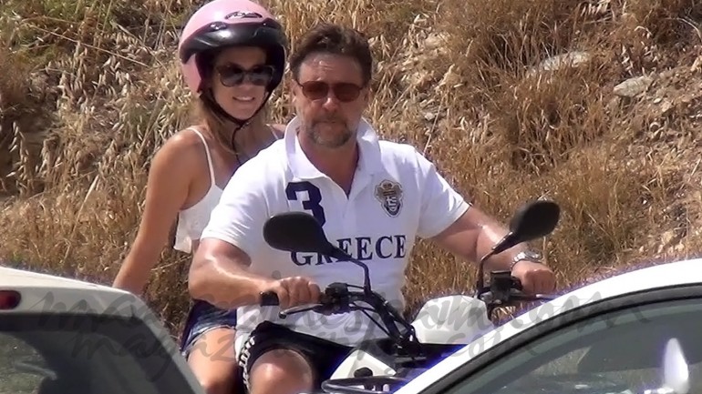 Russell Crowe de vacaciones,  con una joven desconocida