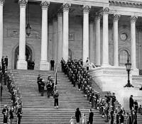 Ataúd presidente Kennedy por las escaleras del Capitolio