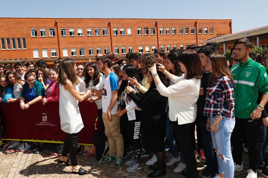 Doña Letizia recibe el cariño del público congregado a su salida del Instituto de Enseñanza Secundaria “Pedro de Valdivia” © Casa S.M. El Rey