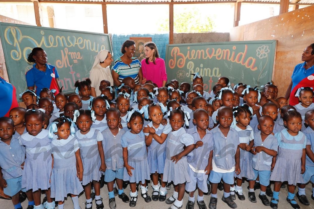 Alumnos del colegio dan la bienvenida a Su Majestad la Reina y a la Primera Dama de la República de Haití © Casa S.M. El Rey