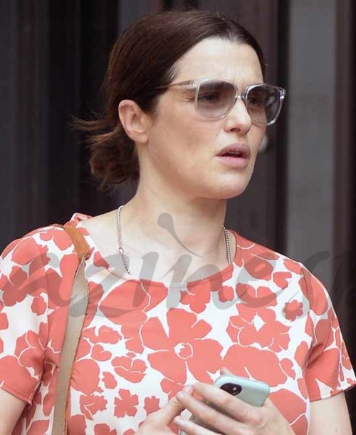 Rachel Weisz pasea su embarazo con un look muy primaveral