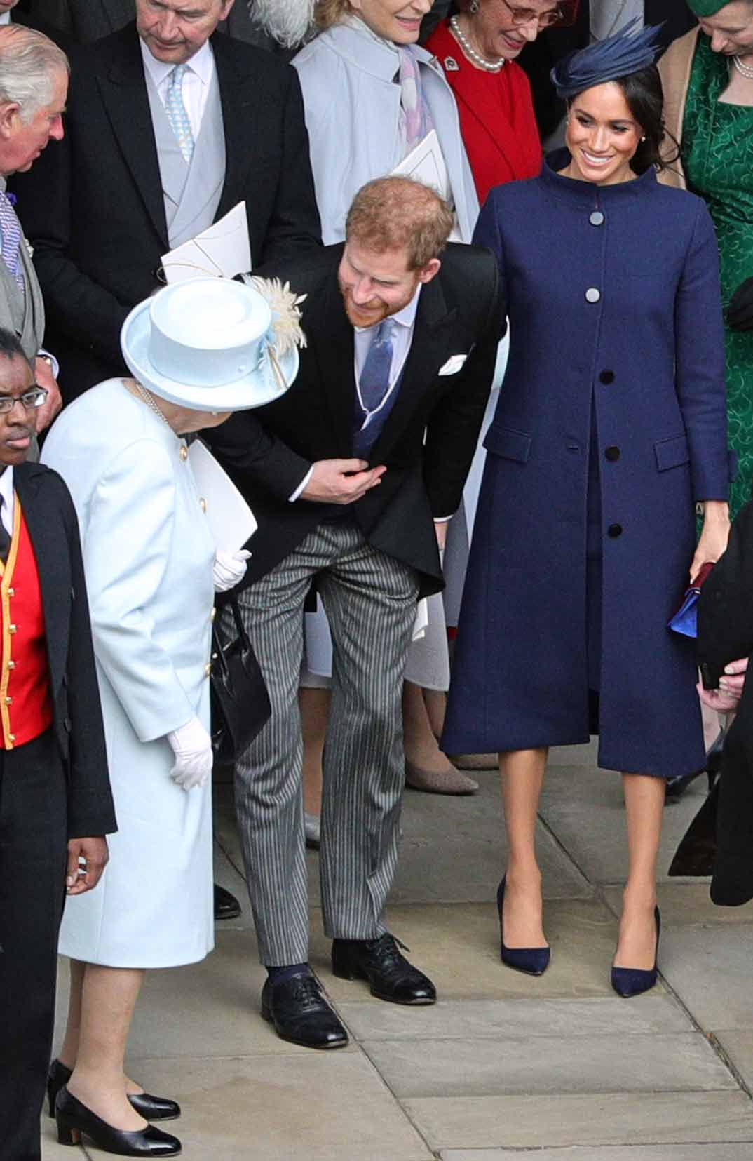 Meghan Markle y el príncipe Harry con la Reina de Inglaterra en la boda de Eugenia de York