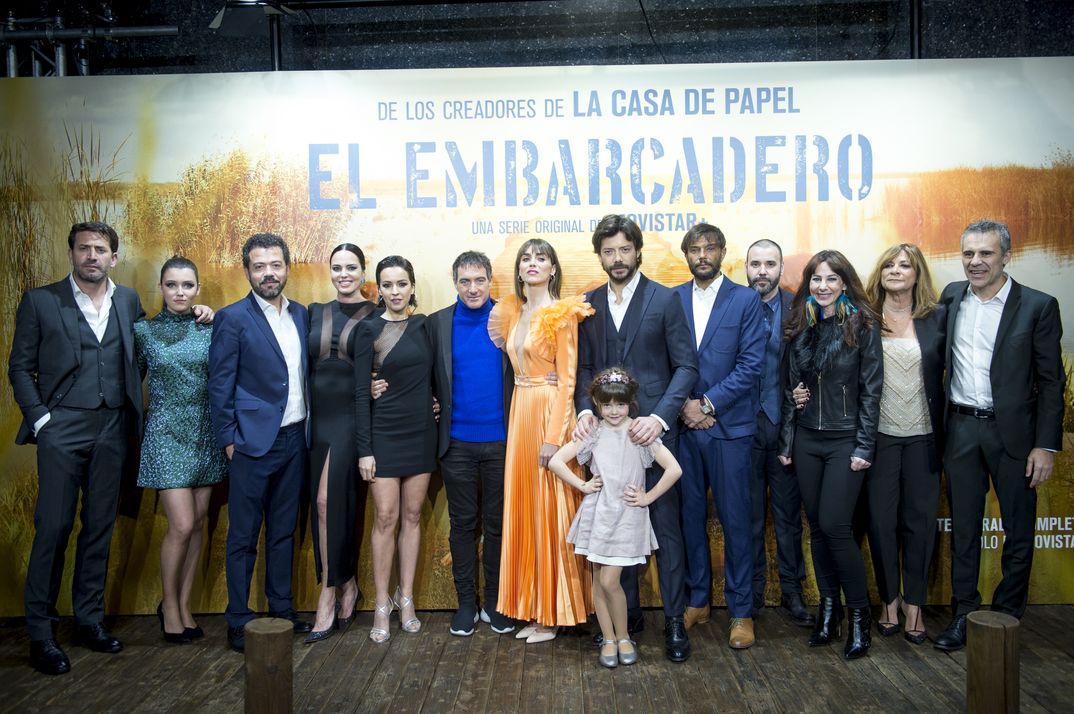 Álvaro Morte, Verónica Sánchez e Irene Arcos y el resto de los protagonistas de "El Embarcadero" © Movistar+