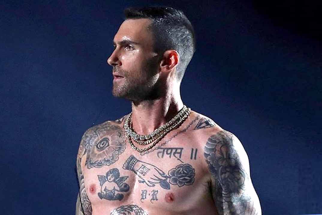 Adam Levine sin camiseta, lo mejor de la Super Bowl