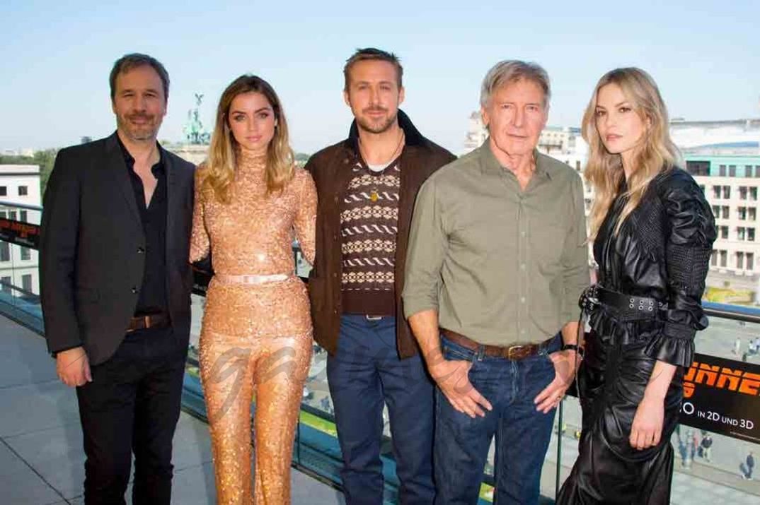 Ana de Armas con Denis Villenneuve, Ryan Gosling, Harrison Ford y Silvia Hoeks - Blade Runner 2049 - 2017