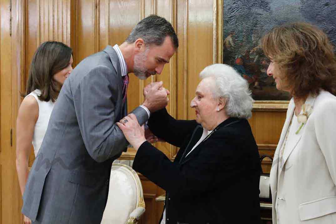 El Rey recibe el saludo de la Infanta Doña Pilar de Borbón, presidenta de Honor de la Asociación Nuevo Futuro © Casa S.M. El Rey