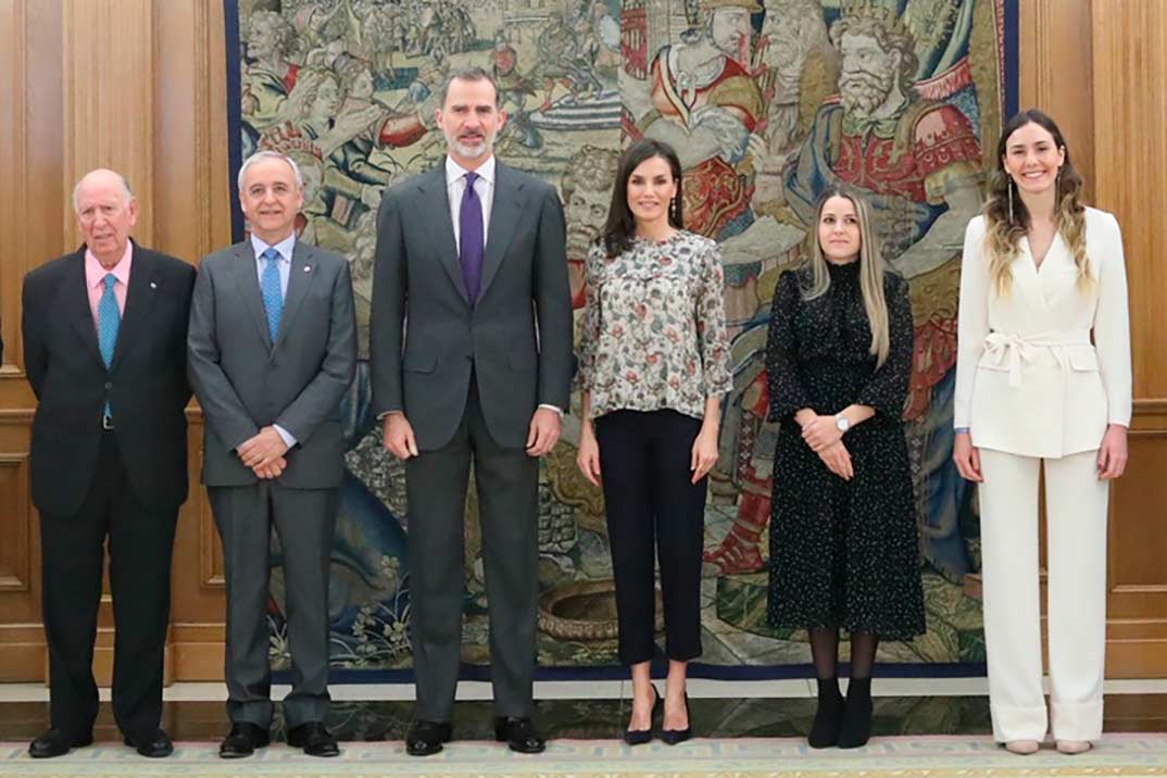 La nueva blusa de estampado floral de la reina Letizia