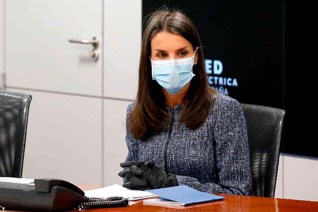 Con guantes y mascarilla, la reina Letizia sale de nuevo de Zarzuela