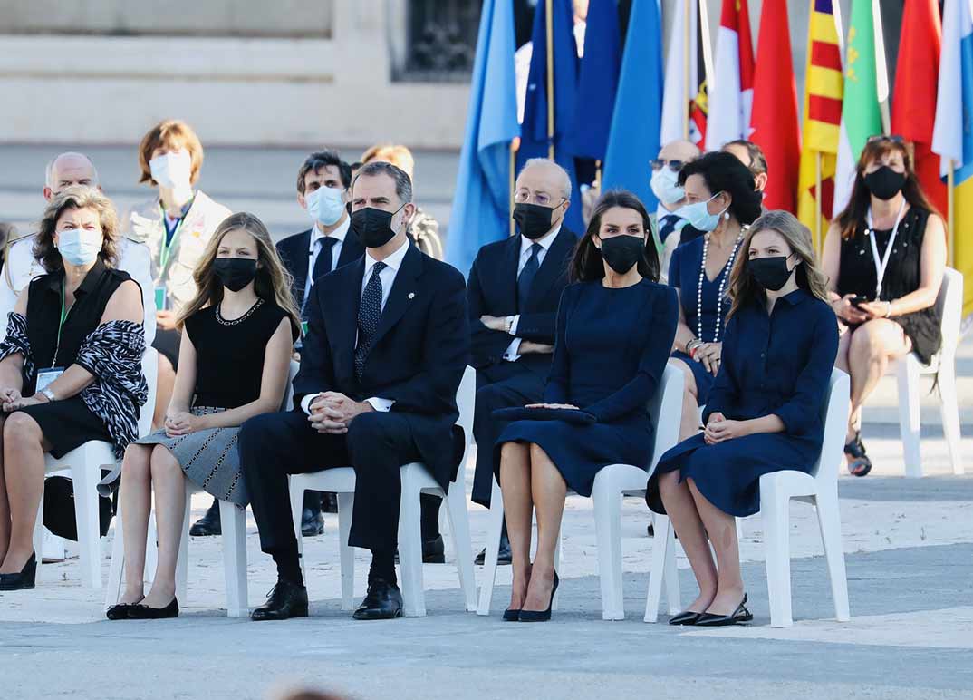 Reyes Felipe y Letizia con sus hijas - Homenaje víctimas Covid-19 - Casa S.M. El Rey