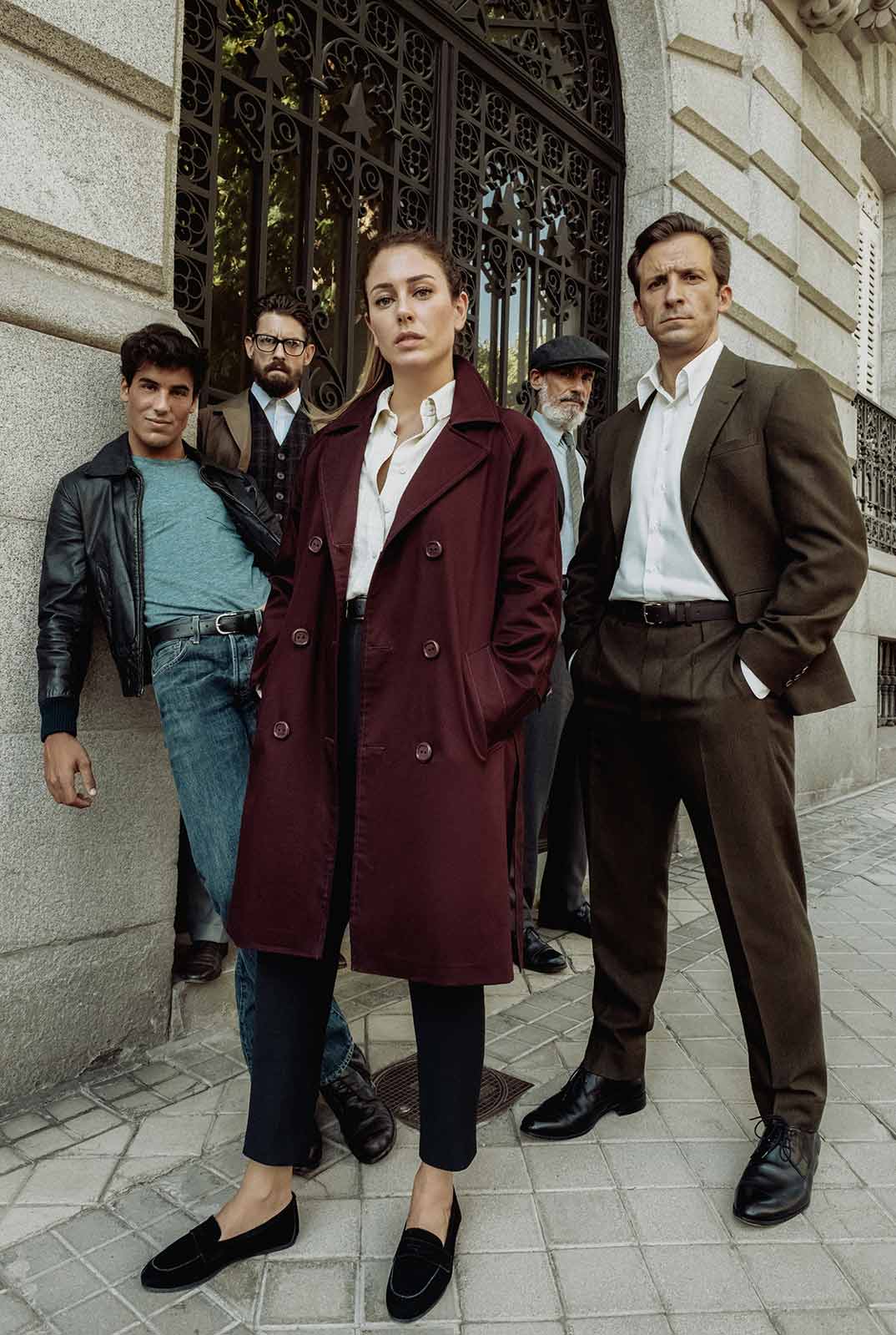 Blanca Suárez con Iván Marcos, Francesc Garrido, Adrián Lastra y Óscar Casas - Jaguar © Netflix