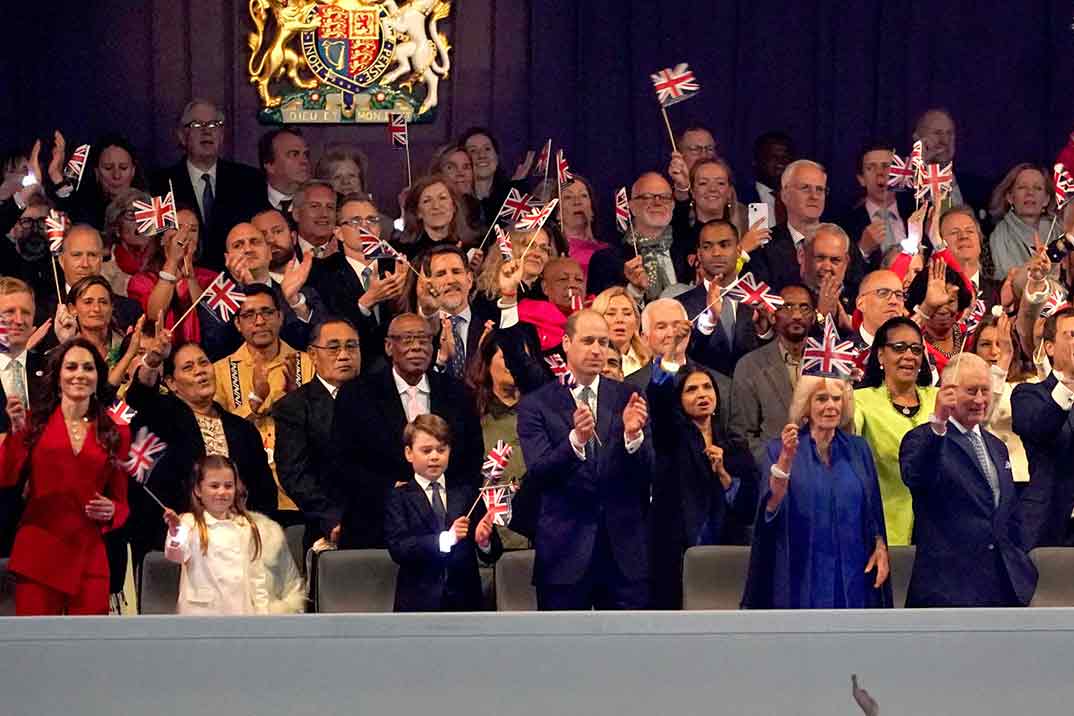 Reyes Carlos III y Camilla con los príncipes de Gales y sus hijos - Concierto Coronación © theroyalfamily/Redes Sociales