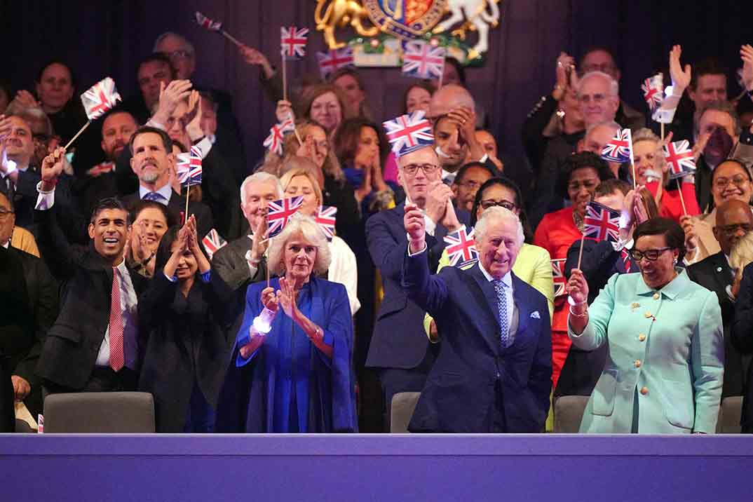 El rey Carlos III y Camilla arropados por la familia real británica en el concierto de la coronación