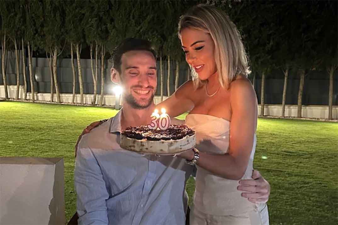 Sergio Rico se emociona en su fiesta de cumpleaños más especial