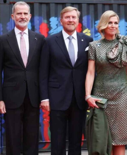 La reina Letizia se despide de Holanda con un impresionante vestido azul
