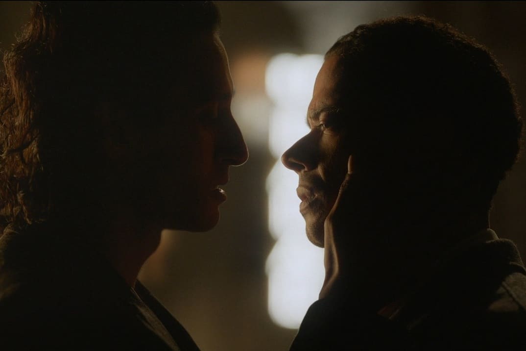 Foto promocional "Entrevista con el vampiro" 2x04, Armand sujeta la cara de Louis entre sus manos segundos antes de que se besen