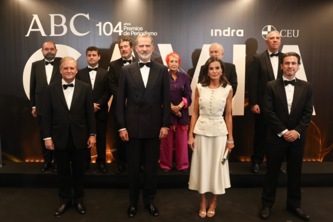 El original vestido blanco que ha lucido la reina Letizia en los Premios Mariano de Cavia