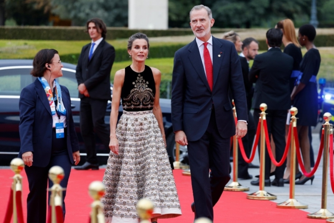 La reina Letizia recibe a los olímpicos españoles con un vestido de Alta Costura de Dior