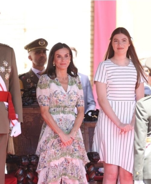 La reina Letizia deslumbra con un vestido floral en un día emotivo para la princesa Leonor