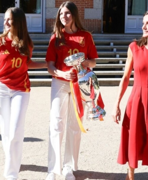 Los Reyes y sus hijas reciben a los campeones de la Eurocopa con un toque de estilo