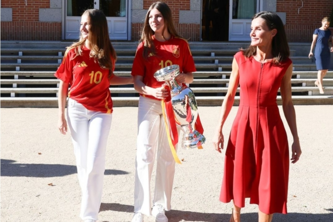 Los Reyes y sus hijas reciben a los campeones de la Eurocopa con un toque de estilo