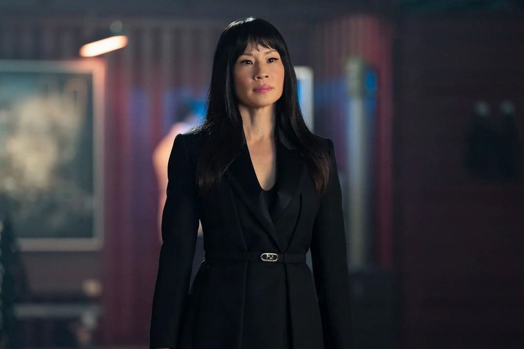 Lucy Liu en una imagen promocional de "Red One", protagonizada por Dwayne Johnson y Chis Evans