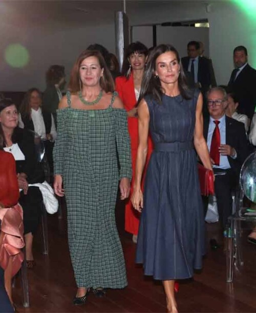 La reina Letizia luce un precioso vestido vaquero en la entrega de los Premios Retina Eco 2024