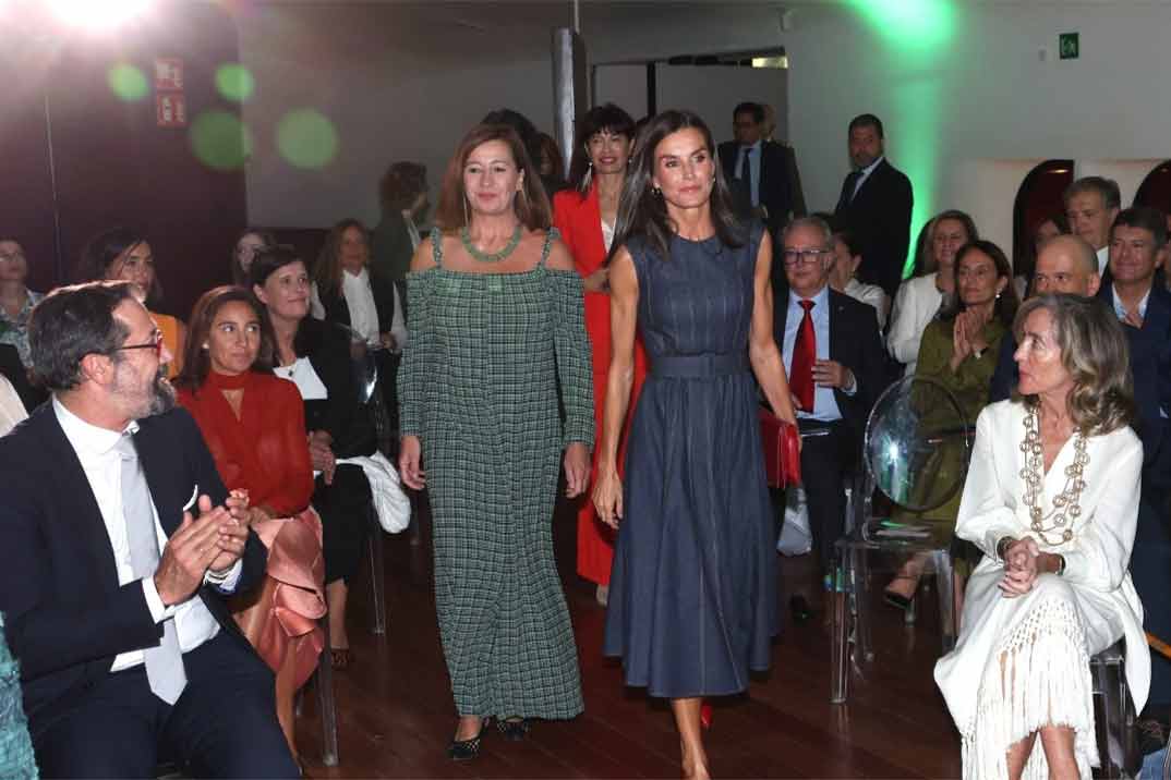 La reina Letizia luce un precioso vestido vaquero en la entrega de los Premios Retina Eco 2024