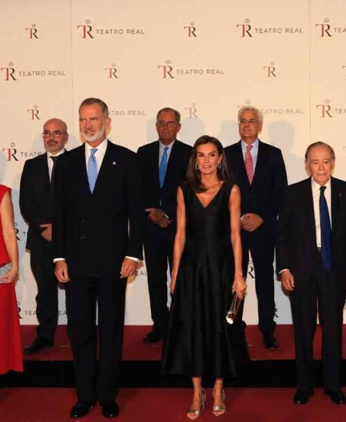 La reina Letizia asiste a la inauguración de la nueva temporada en el Teatro Real, y lo hace con su vestido negro favorito