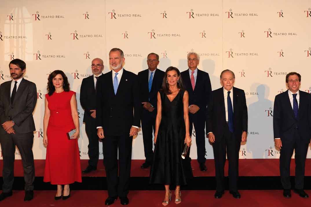 La reina Letizia asiste a la inauguración de la nueva temporada en el Teatro Real, y lo hace con su vestido negro favorito