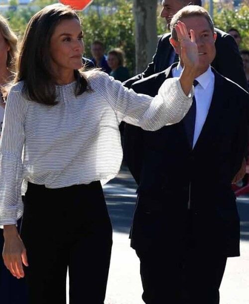 La reina Letizia estrena una blusa muy elegante en el nuevo curso escolar