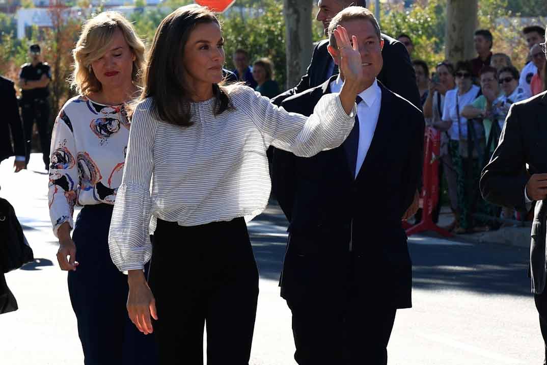 La reina Letizia estrena una blusa muy elegante en el nuevo curso escolar