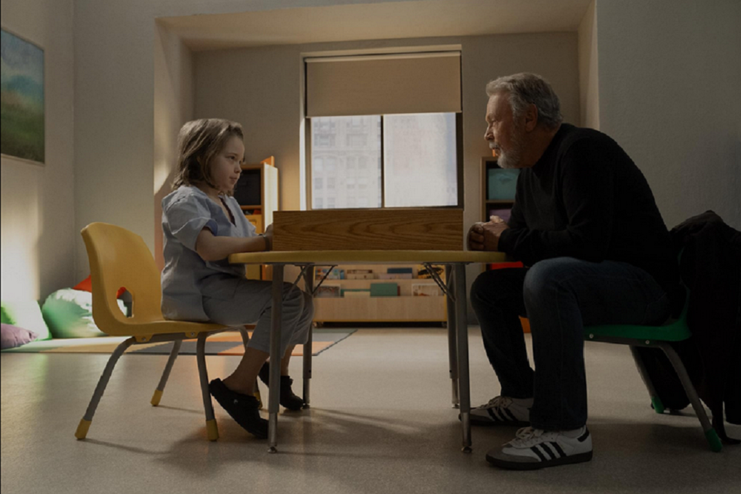 “Before”, con un Billy Crystal atormentado – Tráiler y fecha de estreno en Apple TV+