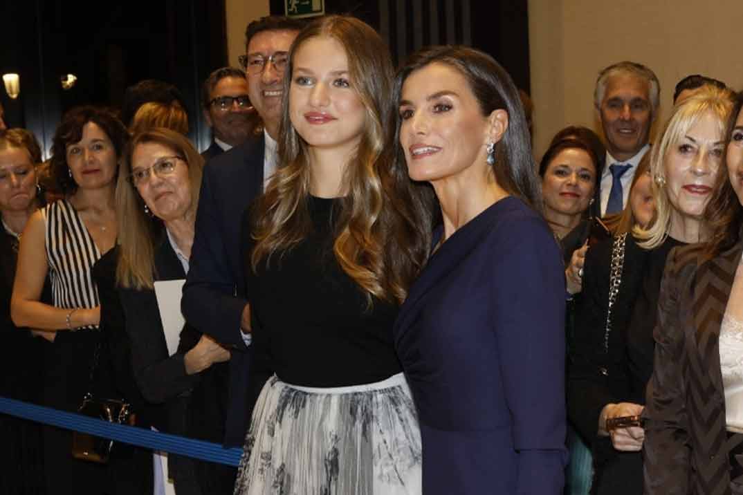 La reina Letizia luce un vestido alquilado para el concierto de los premios Princesa de Asturias