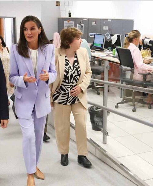 La reina Letizia repite modelo en la presentación del servicio Radio Nacional para Todos