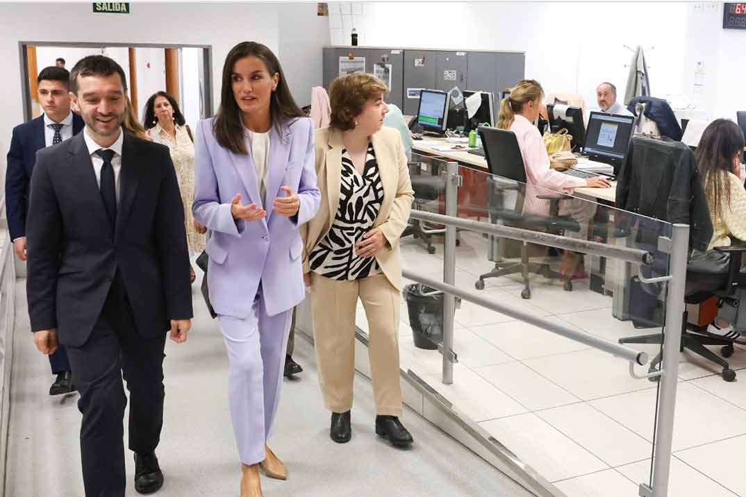 La reina Letizia repite modelo en la presentación del servicio Radio Nacional para Todos