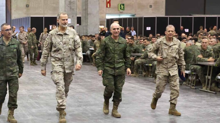 El Rey Felipe VI vuelve a Valencia a la zona afectada por la DANA, vestido de militar y animando a seguir trabajando