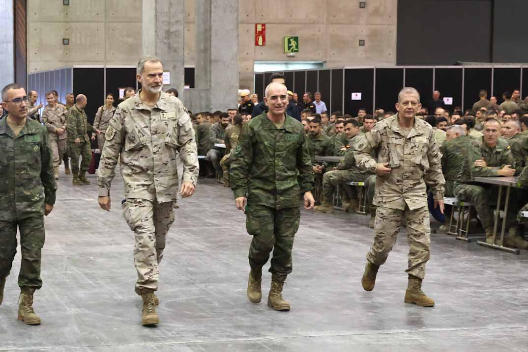 El Rey Felipe VI vuelve a Valencia a la zona afectada por la DANA, vestido de militar y animando a seguir trabajando