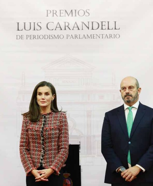 El abrigo capa que ha lucido la reina Letizia en los Premios de periodismo parlamentario