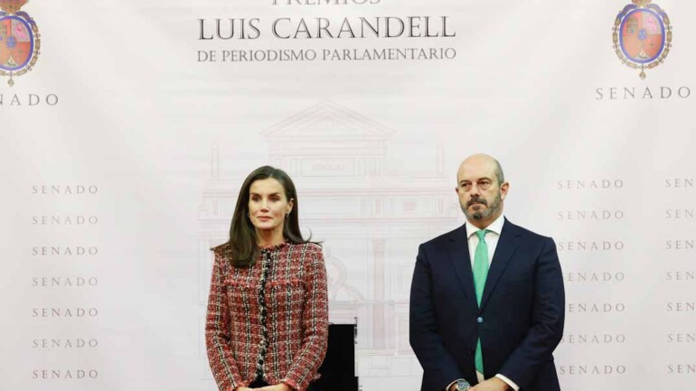 El abrigo capa que ha lucido la reina Letizia en los Premios de periodismo parlamentario