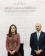 El abrigo capa que ha lucido la reina Letizia en los Premios de periodismo parlamentario