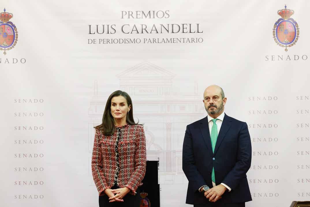 El abrigo capa que ha lucido la reina Letizia en los Premios de periodismo parlamentario