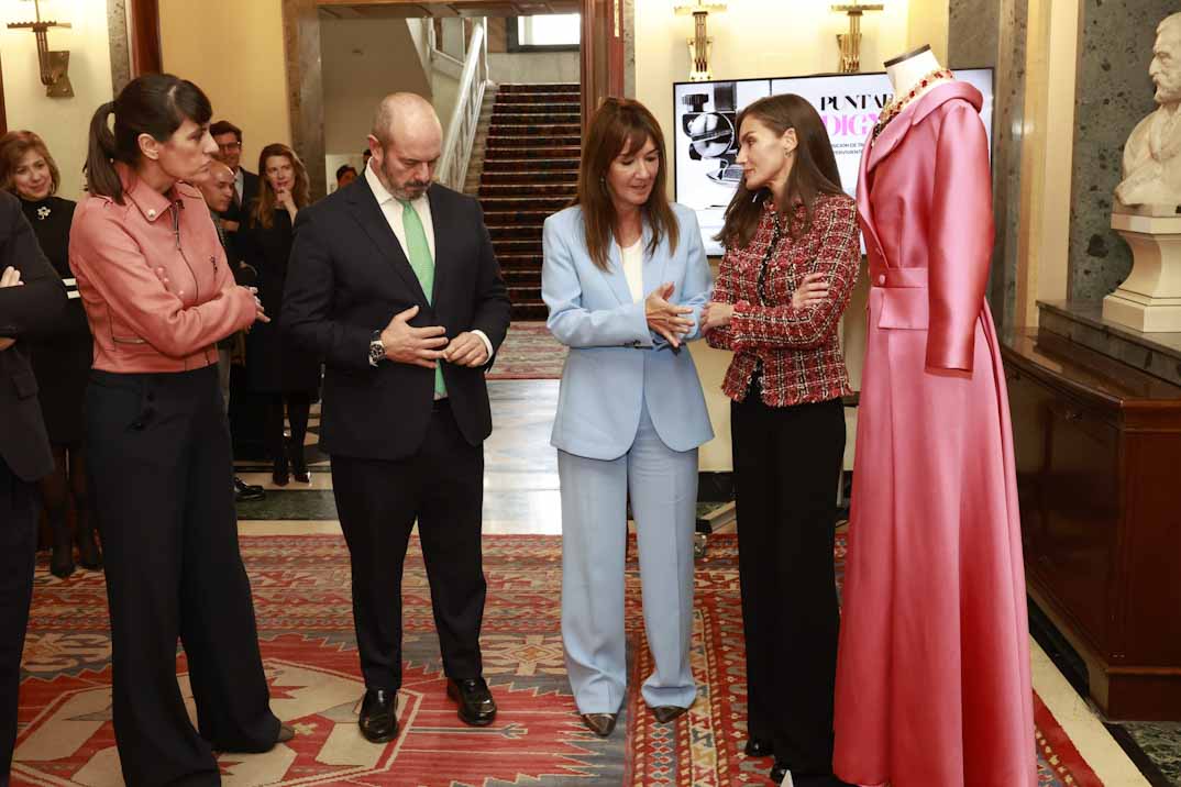 Reina letizia chaqueta tweed entarda