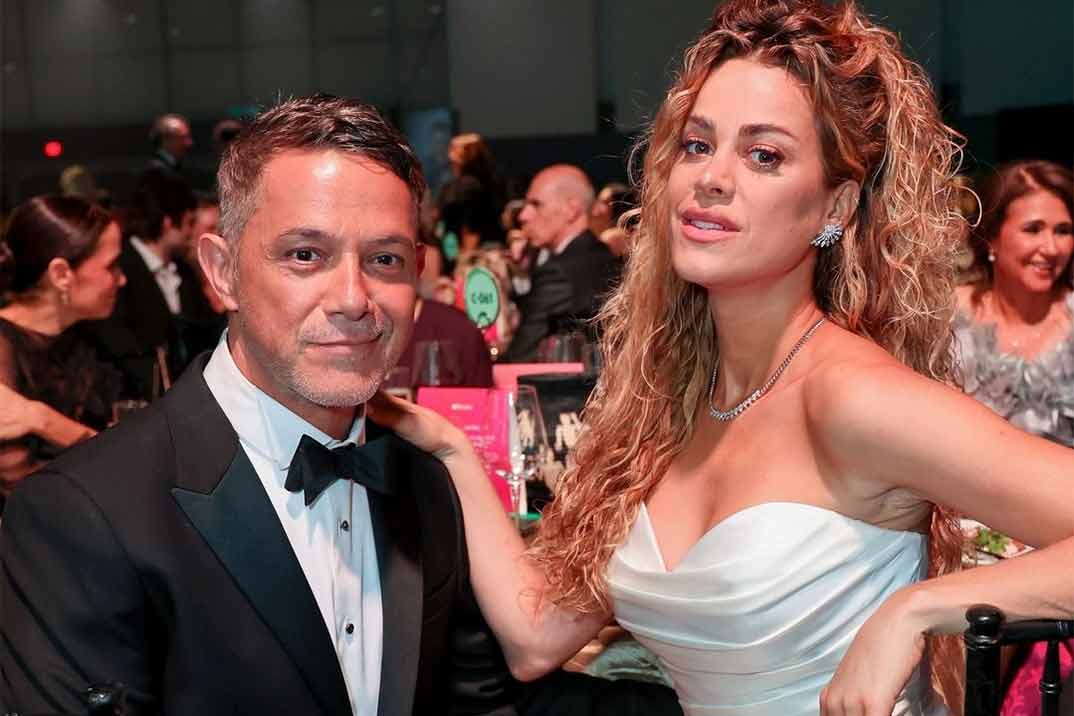 Alejandro Sanz y Candela Márquez, posan por primera vez como pareja ante las cámaras